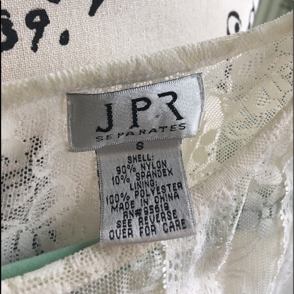 Adorable lace top - Picture 7 of 7